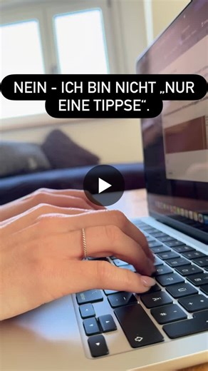 Nein – ich bin nicht „nur eine Tippse“. Ja, ich tippe. Und genau dabei passiert viel mehr, als man sieht. Beim Tippen wird priorisiert, sortiert, mitgedacht. E-Mails werden nicht nur beantwortet… | Sandra Fischer