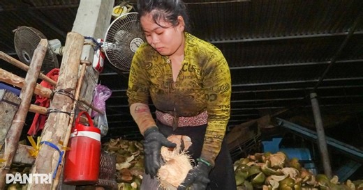 Người phụ nữ lột dừa tươi nhanh như máy, kiếm nửa triệu đồng mỗi ngày