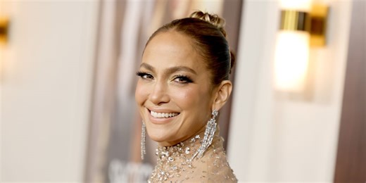 Jennifer Lopez con transparencias y pedrería en la premiere de su última película