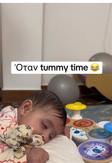 Πέρα από την πλάκα, θέλετε να σας δείξω τα διαδραστικά παιχνίδια που μας βοήθησαν στο tummy time;