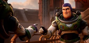 El beso lésbico de ‘Lightyear’: la primera representación del colectivo LGTBQ  de Disney