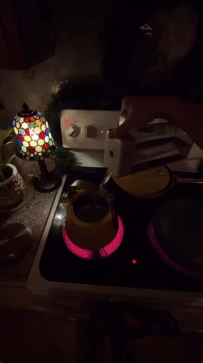 Hope Watson on Instagram: "cozy night essentials that help me wake up at 5am✨ #AD been using an ELEGRP LEDPro™ dimmer switch in my bedroom and it’s been the perfect compromise between a gal who needs her cozy lighting and a guy who prefers to be able to see when he walks into a room😂installed it easily with the help of my partner (yes, really, no neutral wire needed), and now we can both have the lighting we want, when we want it the best part? zero flickering or that annoying buzzing sound whe