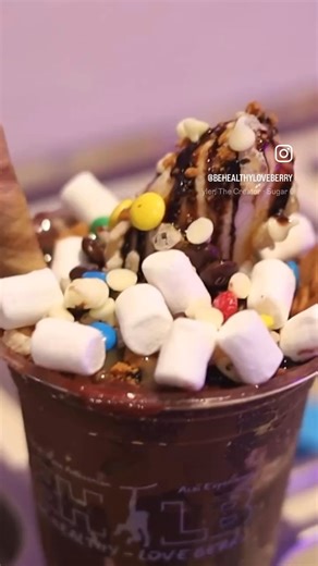 BE HEALTHY LOVE BERRY Açai - 🇨🇦 on Instagram: "🍌🍫 Sugar Rush chez Be Healthy Love Berry, c’est du pur bonheur à la cuillère. 🤤 On parle de Biscoff, Nutella, caramel, banane, Rice Krispies, mini guimauves, Smarties, chocolat blanc… le tout avec une touche finale signée Pirouline. 😍 C’est décadent, coloré et totalement addictif. Mais attention 👀 — c’est une édition limitée. Quand c’est parti, c’est parti. ⚡️ #AcaiVibes #nouveauté #LimitedEdition #MontrealEats #SweetDreams #açailover #montre