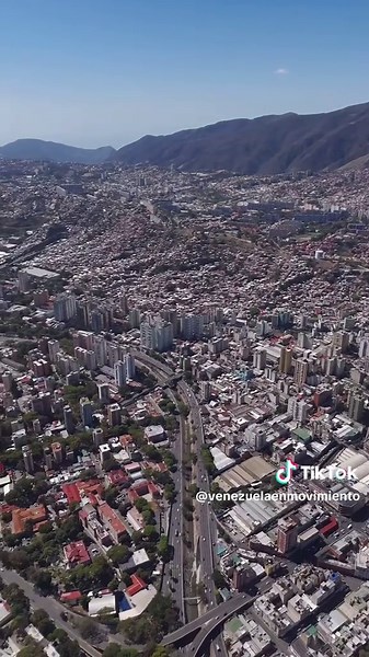 El Distrito Capital, (antiguamente llamado Distrito Federal), es una entidad federal, que junto al resto de los Estados y las Dependencias federales, forman la República Bolivariana de Venezuela. Se encuentra ubicada en la zona de la cordillera de la Costa (centro norte del país), en la Región Capital. Forma parte de la ciudad de Caracas, que además es capital de la república. En el Distrito Capital, tienen asiento los Poderes Públicos Nacionales. Esta entidad posee rango federal y la competenci