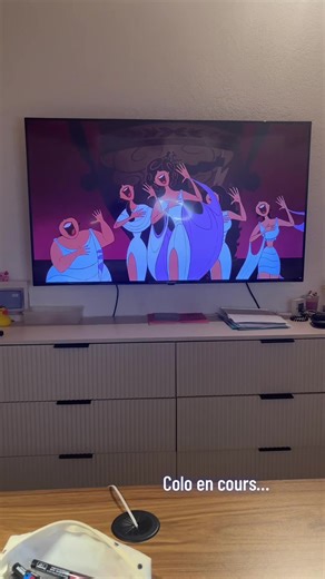 Quel plaisir de faire un colo et regarder le disney en même temps 💗 #hercule #coloriagesmysteres #hachetteheroes #doublepage #fyp