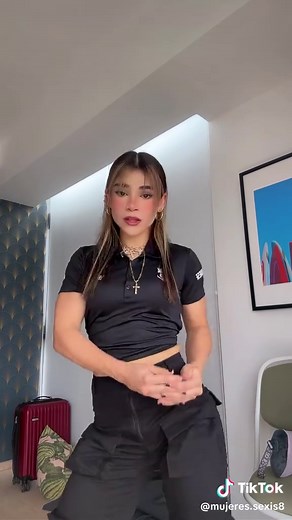Alana Flores: Bailando en Ropa Pegada y Bikini