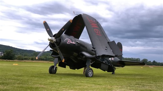 “弯翼寡妇制造者”：美国F4U“海盗”战斗机