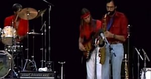 Joni Mitchell: Free Man in Paris (Live) | Jaco Pastorius