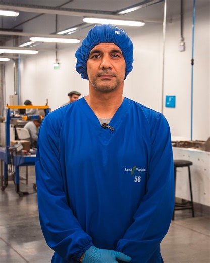 Santa Margarita on Instagram: "🌿 La calidad también se construye con años de experiencia y compromiso diario. 👤 Luis Fernando Caballero forma parte de la empresa desde hace 20 años. Hoy está al frente del área de Té Saquitos, liderando desde sus inicios la programación de producción: definición de mezclas, control del proceso y producto terminado. Su trabajo diario va más allá de la operación: vela por la integridad de su equipo, generando un entorno donde cada persona pueda trabajar cómoda y 