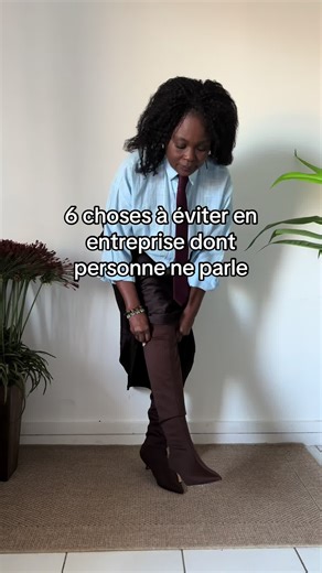 Lequel de ces rappels te paraît utile ? 1. C’est toujours le supérieur hiérarchique qui doit amorcer la poignée de main, peu importe le sexe. 2. Il faut toujours se lever pour serrer la main à votre collègue ou manager. Si vous ne pouvez pas vous lever, penchez-vous un peu en lui tendant la main. Il/elle comprendra… 3. Lors d’un échange, pas plus de deux mercis. Multiplier les remerciements peut vous placer en position d’infériorité professionnelle. En gros, il faut rester poli mais pas fayoter.