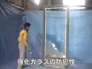 強化ガラスは割れる