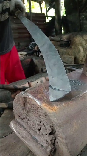 the process of cutting the tip of the machete blade #blacksmith #forging #metalwork