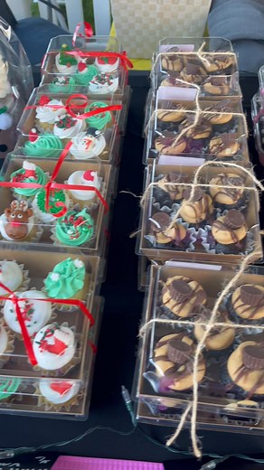 This is an event I was at yesterday , many questions about my mini cakes . Sorry if I didn’t get to answer all questions . To many of the same questions so just scroll to see other comments that asked your same question I may have answered them . 😊 the lids fit perfectly on my mini cakes . Thanks . | Tracie Gonsalves