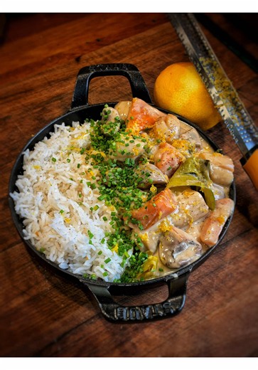Blanquette de Saint Jacques ! C'est bon c'est crémeux, j'adore ! Si mon livre t'intéresse, il est toujours dispo dans toutes les bonnes librairies et les sites d'achat en ligne habituels ! Et si t'as pas envie d'un gros bout de papier écrit avec passion et bien je te mets quand même la recette ici ! C'est cadeau, c'est pour moi ! D'ailleurs, merci à l'ami @Pierre REURE , qui a oublié ses jolies noix de Saint Jacques de la baie de St Brieuc dans mon frigo ! Pour la recette (Environ 4 personnes) :