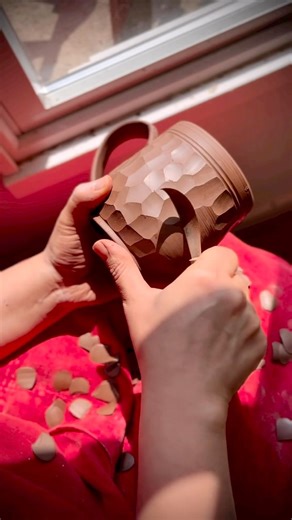 48K views · 553 reactions | How to facet a mug ❤️ ••• Follow @daultpottery for more! | The Ceramic School | Facebook