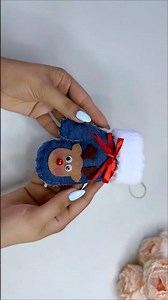 I turned old jeans into a cute Christmas mitten🧤✨