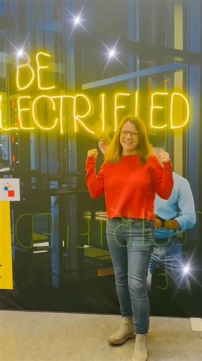 📸✨ Selfie magic at the Light Building! ✨📸 Very special highlights await you on the exhibition grounds this year: Our selfie spots with breathtaking illuminated lettering in the background! 🌈💡 Whether it's a solo shot or a group photo, you can easily take the perfect souvenir photo with the practical cell phone holder. 🤳 Our marketing team has tested all the spots in a flurry of flashbulbs and found them to be absolutely instagrammable! 😎🌟 Come by, immerse yourself in the bright sea of col