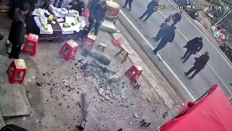 Diners scatter as bonfire explodes outside restaurant in China