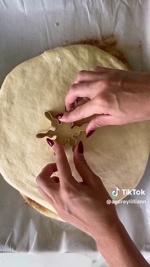 Cinnamon Roll Pull Apart Snowflake (recipe below) Part 2 of my Holiday Recipes series! This is THE treat recipe you need to make this season for your family or friends. You can use your favorite cinnamon roll recipe or follow the one I used below which is my moms 🤍 Ingredients: -½ cup warm water -2 tbsp instant dry yeast -1 cup butter -2 cups milk -1 egg -7 cups flour -3/4 cup sugar -1 tbsp salt Filling: -1 cup room temperature butter -⅓ cup cinnamon -½ cup brown sugar -1 tsp vanilla Cream Chee