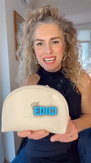 Olga Menzelova on Instagram: "Naposledy vás dost bavilo soutěžit, tak to zopakujeme❤️🙌Představuji vám limitovanou edici taštičky od @retreatmentbotanics , kterou máme pro vás jako dárek k začátku roku společně s @elabela.cz 🎁 Sada pro obnovu a rozjasnění pleti Sada obsahuje: 🌿 30 ml Obnovující sérum (plné balení!) 🌿 15 ml Rozjasňující čisticí krém 🌿 15 ml Extra vyživující pleťový krém 🌿 Růženínový Gua Sha kámen 🌿 100% organická mušelínová látka 🌿 Vše zabalené v krásné taštičce z veganské