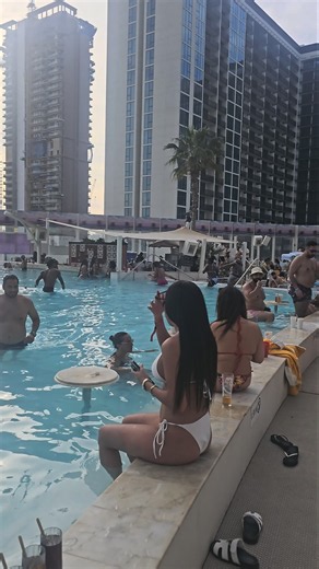 nice day at pool party /praia