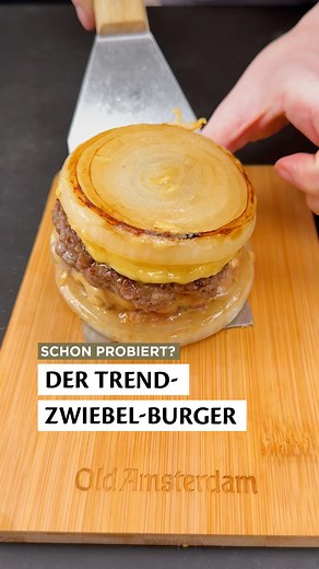 211 reactions · 16 shares | Diese Burgerversion mussten wir jetzt auch mal testen: Burger mit Zwiebeln statt Burger Buns? 路 Habt ihr ihn schon mal probiert? Ihr braucht: 2 große Gemüsezwiebeln 140 g OA Cremig & Pikant 220 g Rinderhack 2 EL Öl 50 g Mayo 30 g Ketchup 4 Cornichons 1 El Gurkenwasser 1 EL Essig 1 El Zucker Salz Pfeffer 4 Peperonis | Old Amsterdam Käse | Facebook