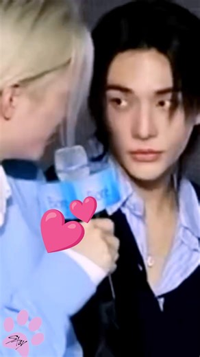 OMG cuando estos gatitos se miran vuelvo a creer en el amor 🤣❤️😻😭 #straykids #skz #felix #hyunjin