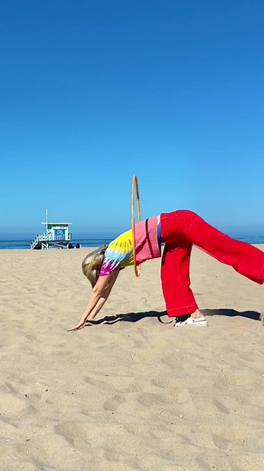 We found a magic hula hoop! 🤪 #beach #happykelli