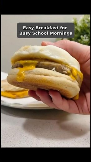 Easy breakfast for busy school mornings | Sausage Egg Muffin #umamidaily #breakfast #cookingshorts