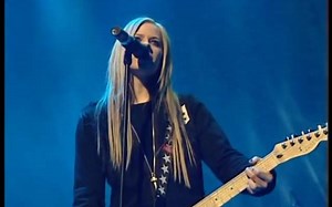 【快乐结局】Avril Lavigne - My Happy Ending (Live 2004.09.26 Comet Awards)