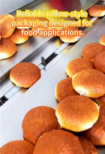 A pillow-type packaging machine with smooth conveying and neat bag formation, suitable for automatic packaging of baked goods such as bread, toast, small cakes, and biscuits. #Breadpackagingmachine #automaticbreadpackagingmachine #pillowpackingmachine #automaticpackingmachine #foodpackingmachine
