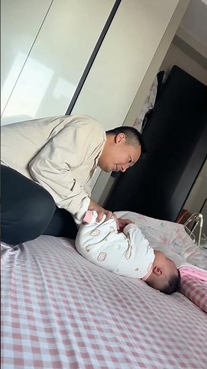 Father accidentally falls off bed while playing with baby in Liaoning, China