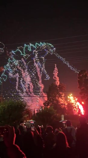 A record-breaking drone show lit up the night sky in #LosAngeles with a spectacular 500-foot #Godzilla. The impressive display used 3,000 drones and pyrotechnics to set a new #GuinnessWorldRecord. #DroneShow Video sourced from @Legendary /X. | Deccan Chronicle