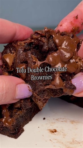 Double Chocolate Tofu Brownies 🍫 1 cup silken tofu, drained & blended 2 tablespoons corn starch 1/2 teaspoon baking soda 1 cup sugar 3/4 cup flour 1/4 teaspoon salt 2 teaspoons vanilla 3 tablespoon cocoa powder 1 cup chocolate chips (1/2 milk & 1/2 semisweet) Preheat your oven 350 degrees Fahrenheit Follow the video & bake for 30-40 minutes Let them rest & enjoy 🫶 #brownie #desserttok #tofu #simplerecipe