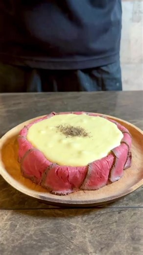 バナナサンド、夜会で紹介された、爆発的！大人気商品！#サーロイン肉シカゴピザ🍖🧀🍖🧀 原価率70%をこえる、北海道産サーロイン肉のローストビーフをシカゴピザの周りにのせます。 ノーマルシカゴピザと100円しか変わらない、予約限定商品 シカゴピザの中身は、ミートソース、ホワイトソース、BBQソース、オリジナルブレンドチーズが300g入ってます。 ご予約お待ちしております！ #MeatandCheeseARK新宿東口店 #シカゴピザ #東京グルメ #japantrip #肉シカゴピザ #japanfood #サーロイン肉シカゴピザ #tiktokグルメ