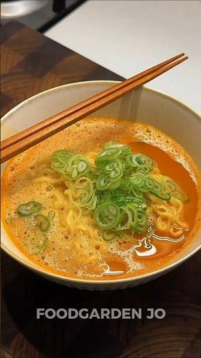 Orang Korea Punya Cara Aneh Makan Mie Instan… Tapi Bikin Enak!