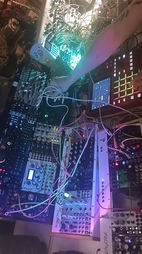 #experimentalmusic #electronicmusic #synth #ambient #alien #soundscape #sounddesign #noise #meditate