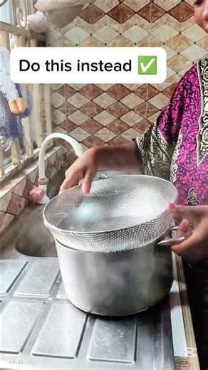 The right way to seive out water from Rice/ spaghetti #youtube #youtubeshorts #shorts #shortsfeed