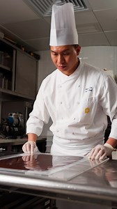 Get into the holiday spirit with our delicious festive chocolate products! From chocolate penguins to dark chocolate train chocolate, we have something for everyone. Come visit us at Island Shangri-La and indulge in our mouth-watering chocolate creations. Happy holidays! Order now: https://bit.ly/3R7cntR 用我們的節日朱古力來迎接聖誕吧！從可愛的企鵝朱古力到香格里拉火車朱古力，我們應有盡有。快來享受由我們才華橫溢的糕餅團隊手工製作的朱古力！ 立即訂購：https://bit.ly/3t83c47 #EnchantedWonders #IslandShangriLa #FindYourShangriLa #港島香格里拉 #ChristmasMagic #HolidayTreats #Cho