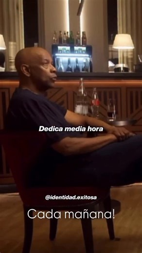 👉 Emerson Luzardo | Dinero & Decisiones on Instagram: "Llegué a un punto de mi vida en el que aprendí a apreciar las cosas importantes en silencio. No porque sean pequeñas, sino porque ya no necesitan ruido. En TRIARCH™, el silencio no es descanso. Es entrenamiento. Si no puedes estar cinco minutos contigo mismo sin distracciones, no controlas tu atención. Y quien no controla su atención, vive reaccionando. El ruido constante no siempre es productividad. Muchas veces es evitación. Por eso la cl