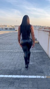 The idea was to make a "glamorous" video, but my boot's heel bent .They failed the mission. | Euales Sandra Alves