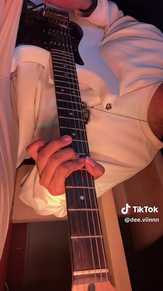 KAHITNA - Titik Nadir Gitar Cover dengan Squier Stratocaster