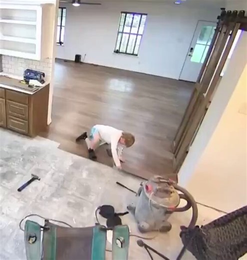 Este chico descubrió cómo instalar el suelo mientras su padre no estaba... y lo hizo todo él solito.