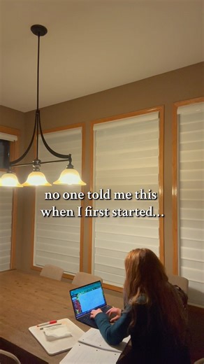 The Studying Edit | Study Coach | Science-Backed Studying on Instagram: "📖Note-taking in class can hurt you more than help you… Did you know that taking notes in class can overload your working memory? This means that your brain is too busy trying to write notes and can’t actually focus on what the teacher is saying… So is it even worth it to take notes? 💡Science says, yes! Even though note taking can take away from space in the working memory that allows us to focus on lecture material, note 