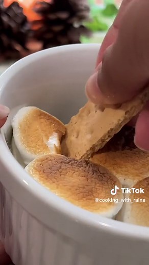 Recipes for Christmas sleepovers part 1~ S’mores dip ✨🔥 super easy and so good 1)dump a handful of chocolate chips into a oven safe and microwave safe ramekin and microwave for 1 minute to melt 2)place marshmallows on top of chocolate and broil in the oven for 1-2 minutes on high or until golden brown 3)dip with Graham crackers and enjoy w/ your fav Christmas movie!! #smores #preppy #christmas #sleepovers #bakingideas #teenrecipes #recipesforteens #sleepoverideas #baking #christmasbaking #easyr