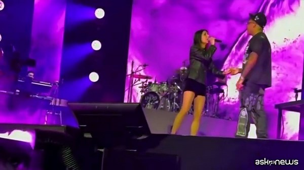 Giorgia a sorpresa sul palco di Roma mano nella mano con Geolier