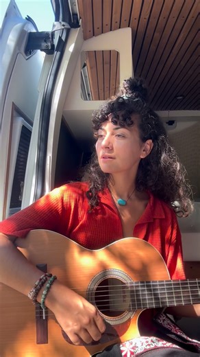 Marina Almario | Singing Life Together on Instagram: "La vulnérabilité, est une porte qui grince en s’ouvrant vers un nouveau monde. Elle retire les armures Elle est exactement ce qui permet à la vie d’entrer. Les recherches de Brené Brown @brenebrown l’ont montré avec précision, lorsque nous acceptons d’être vus tels que nous sommes, tremblements compris, nous rendons possible la connexion, la créativité, l’amour, l’apprentissage. Je vous invite à lire, écouter son travail qui est très inspiran