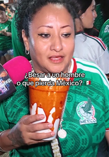 Todo sea por México alv 😎 #Verónico #fanfest #entrevistasgraciosas | mexico