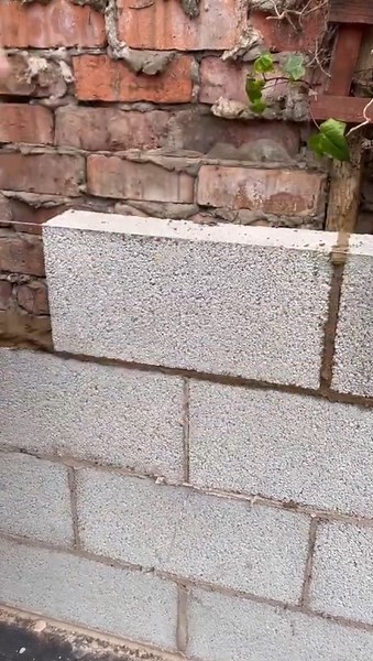 Bricklaying Basics – Spreading, Buttering & Laying Like a Pro!