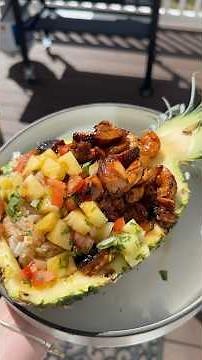 Chicken and shrimp teriyaki pineapple bowl 😍😋🍍 #teriyaki #pineapplebowl #dinner #dinnerideas